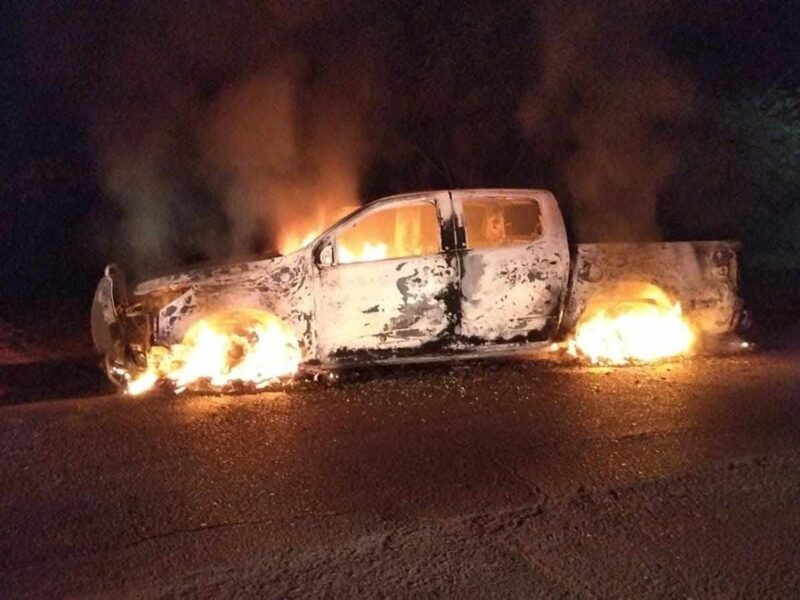 Camioneta se incendia a un costado de la carretera Apatzingán – El Recreo