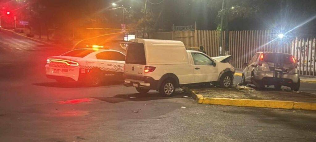 Camioneta y auto protagonizan accidente tras choque en Calzada Juárez, al sur de Morelia