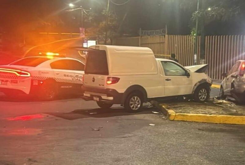 Camioneta y auto protagonizan accidente tras choque en Calzada Juárez, al sur de Morelia