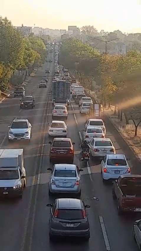 Carga vehicular por choques en la Av. Madero Poniente de Morelia