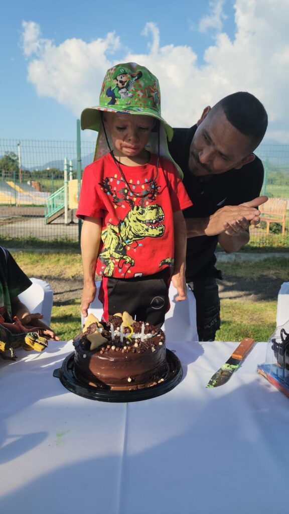 celebra Chuchito sus 4 años entre pastel de chocolate y dinosaurios