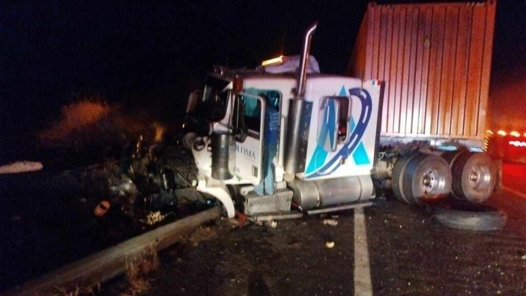 Chocan tráiler y camión pipa en la carretera Siglo XXI