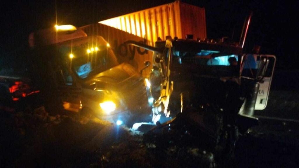 Chocan tráiler y camión pipa en la carretera Siglo XXI 2