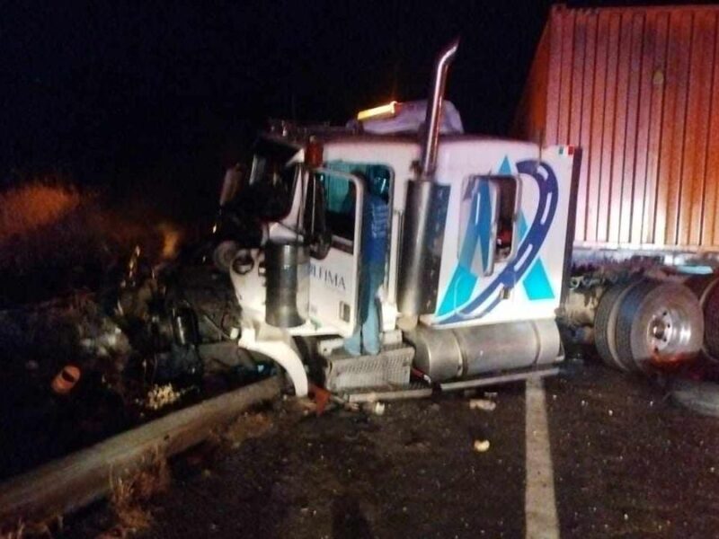 Chocan tráiler y camión pipa en la carretera Siglo XXI