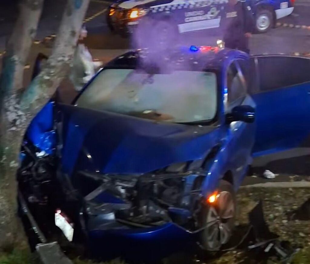 Choque de auto contra árbol deja 4 heridos, cerca del Ramal Camelinas