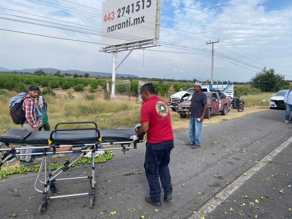 Choque entre dos camionetas, deja 4 cortadores de limón heridos en Michoacán