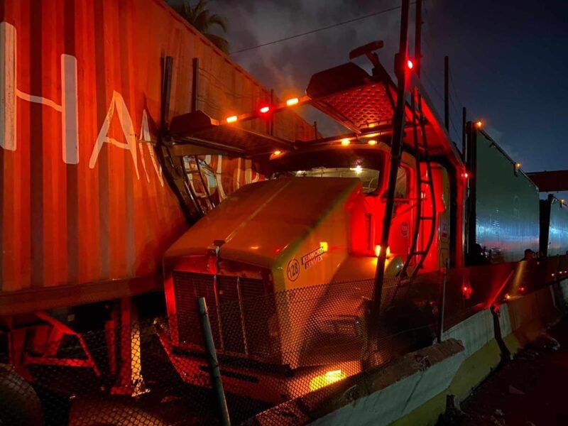 choque lateral entre dos tráileres en la autopista Siglo XXI