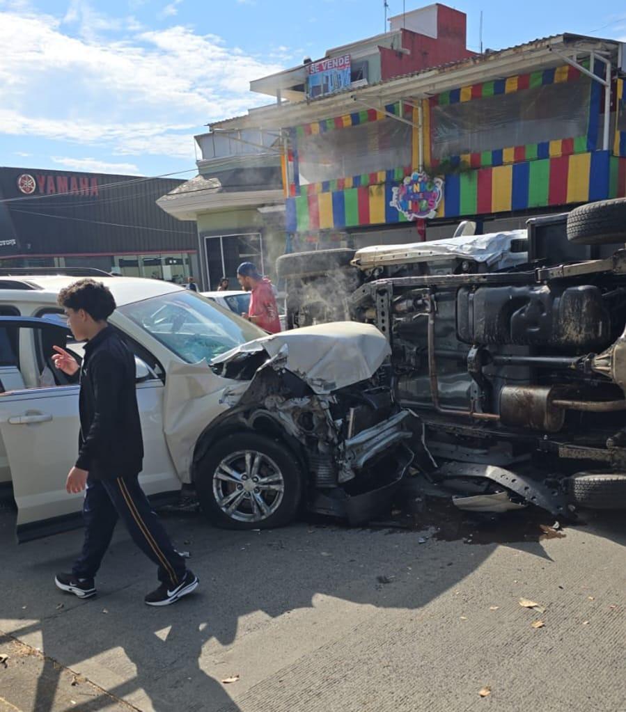 choque y volcadura en Uruapan heridos