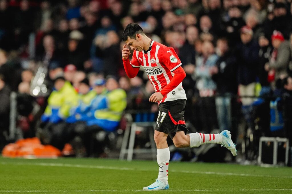 ‘Chucky’ Lozano se despide de Europa con unísona ovación de aficionados del PSV