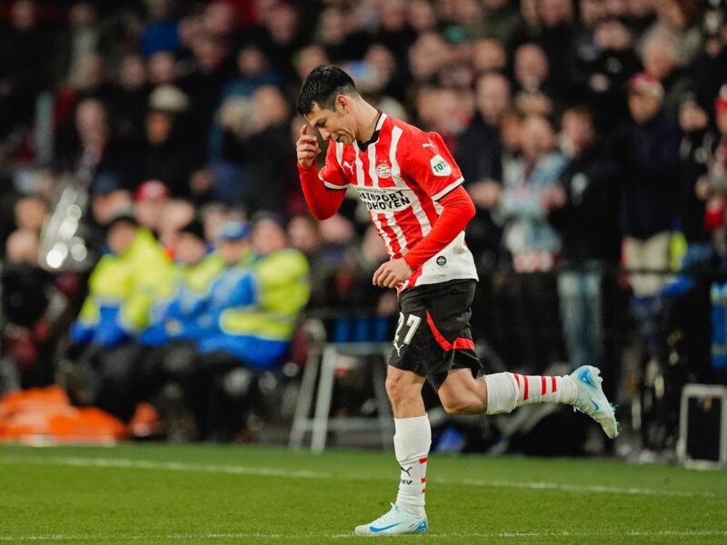 ‘Chucky’ Lozano se despide de Europa con unísona ovación de aficionados del PSV