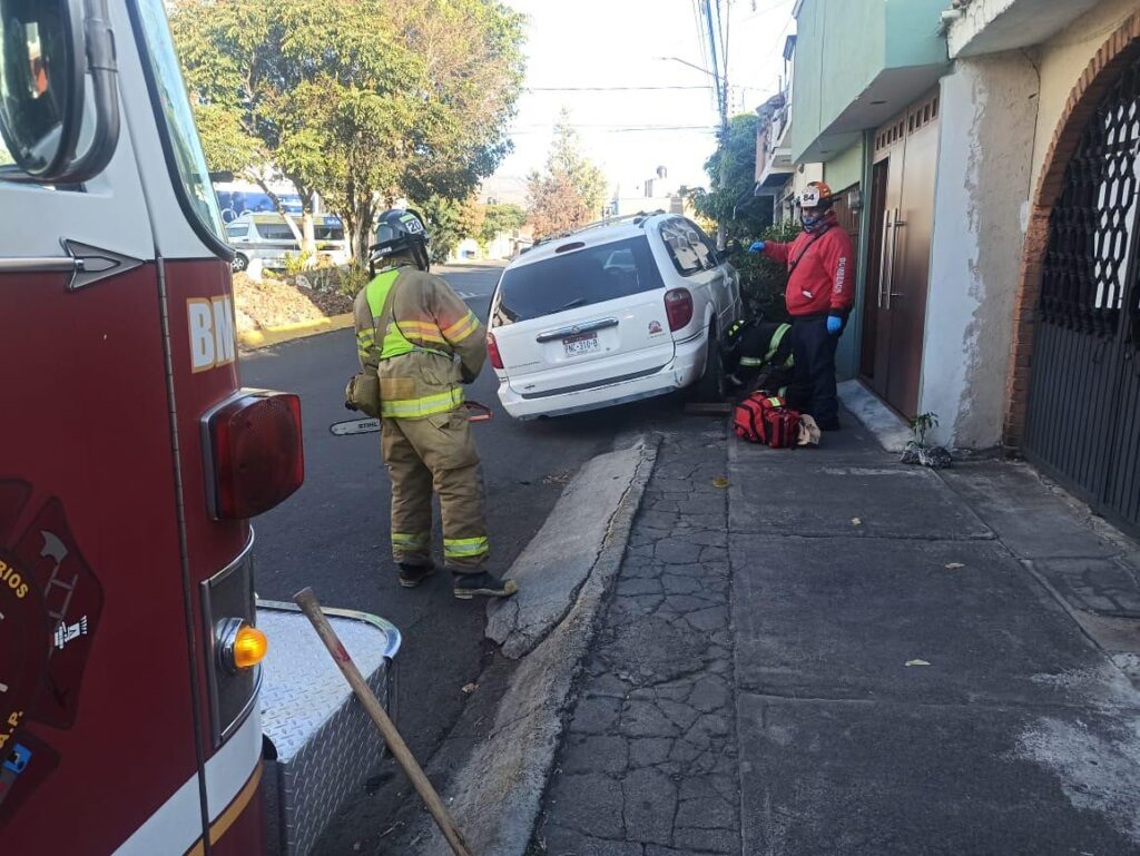 Conductor choca contra árbol en la colonia Guadalupe de Morelia