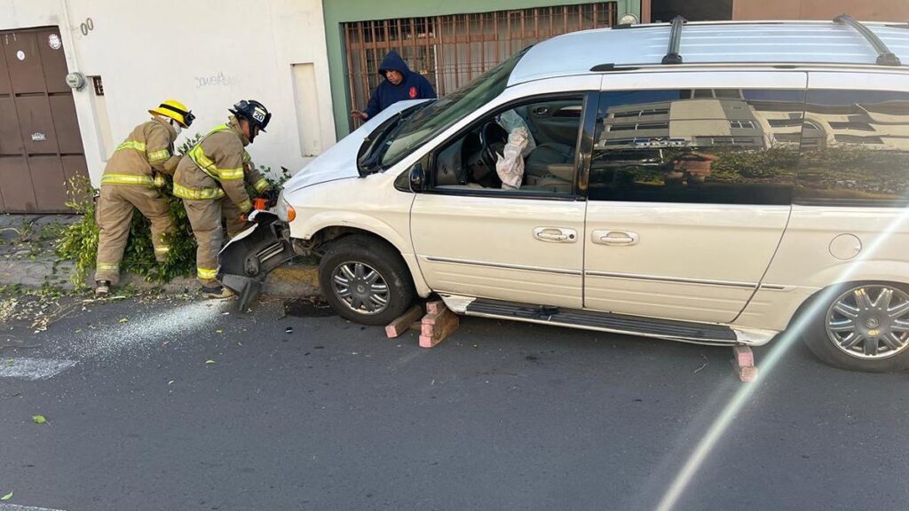 Conductor choca contra árbol en la colonia Guadalupe de Morelia; abandona a su copiloto