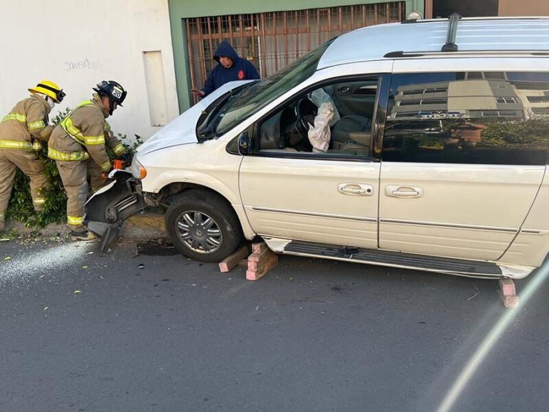 Conductor choca contra árbol en la colonia Guadalupe de Morelia; abandona a su copiloto