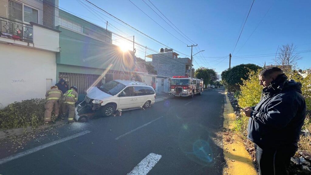 Conductor choca contra árbol en la colonia Guadalupe de Morelia y abandonó a su copiloto