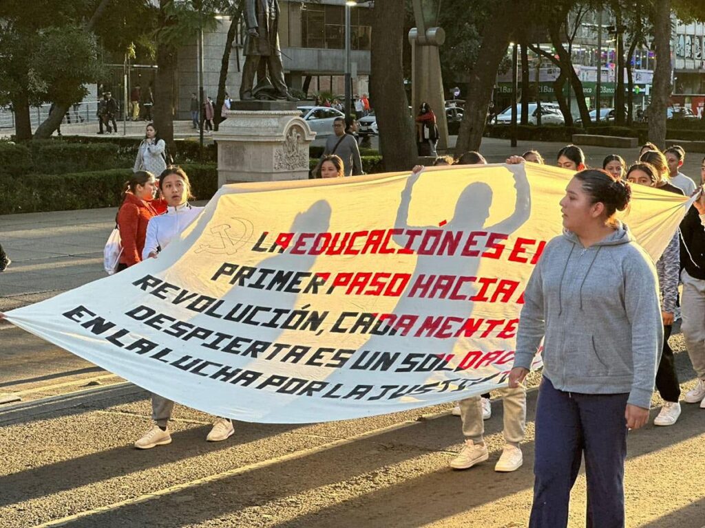 Continuarán protestas de normalistas en Morelia