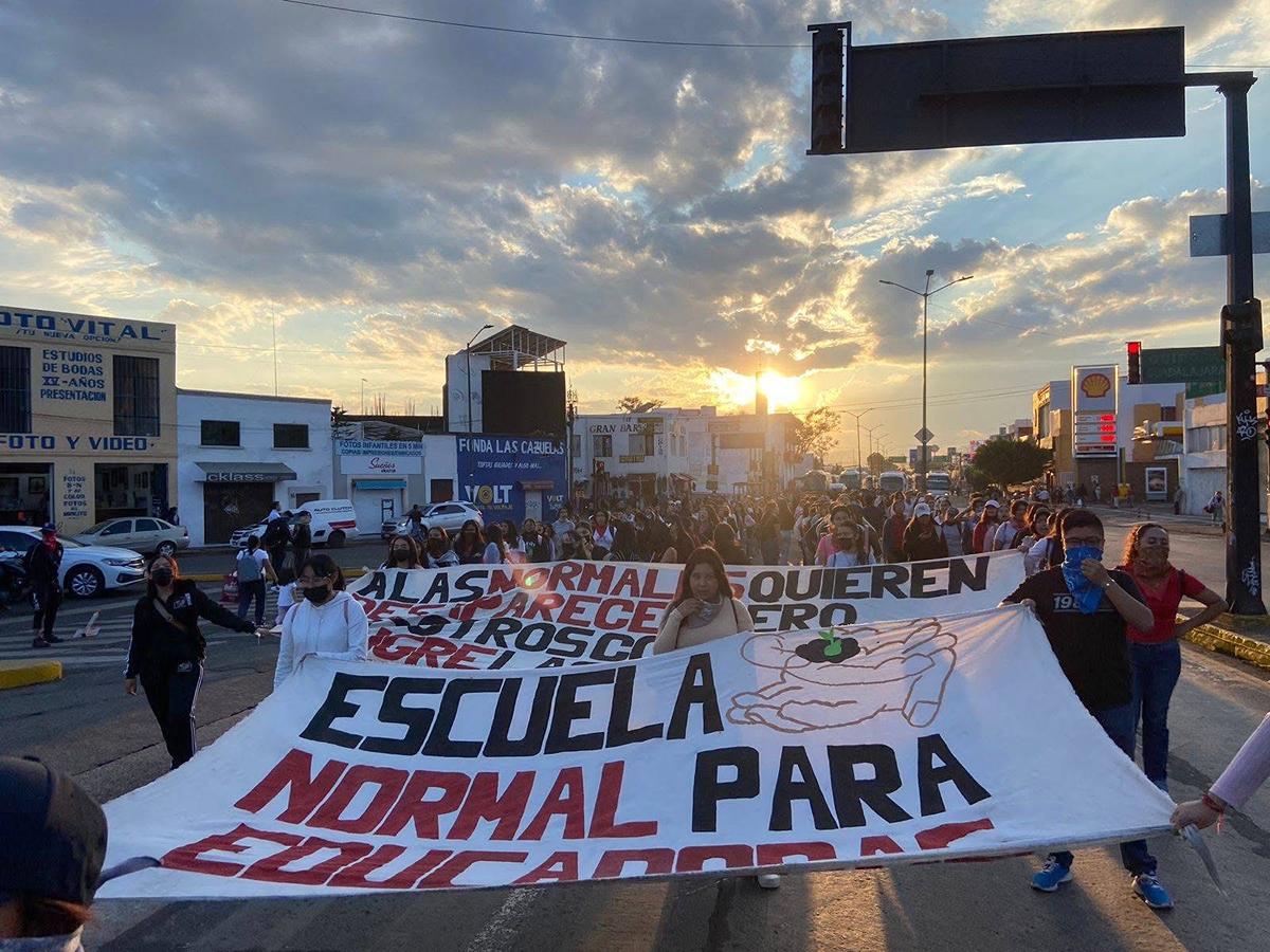 Continuarán protestas de normalistas en Morelia; exigen convocatorias exclusivas