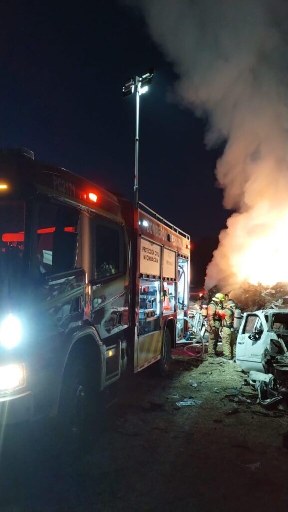 corralón en la colonia Francisco Villa, Tarímbaro se incendia