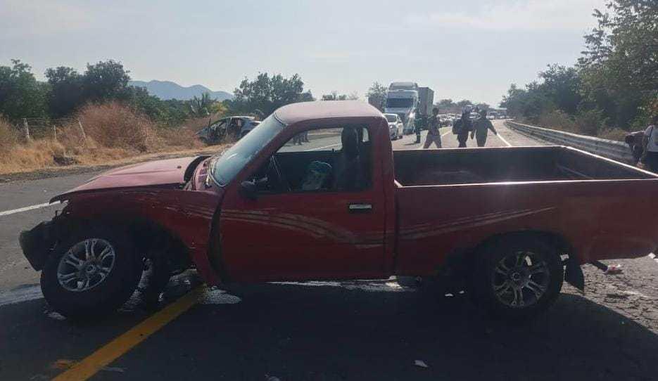 Cuatro lesionados en choque auto y camioneta en la autopista Siglo XXI-2