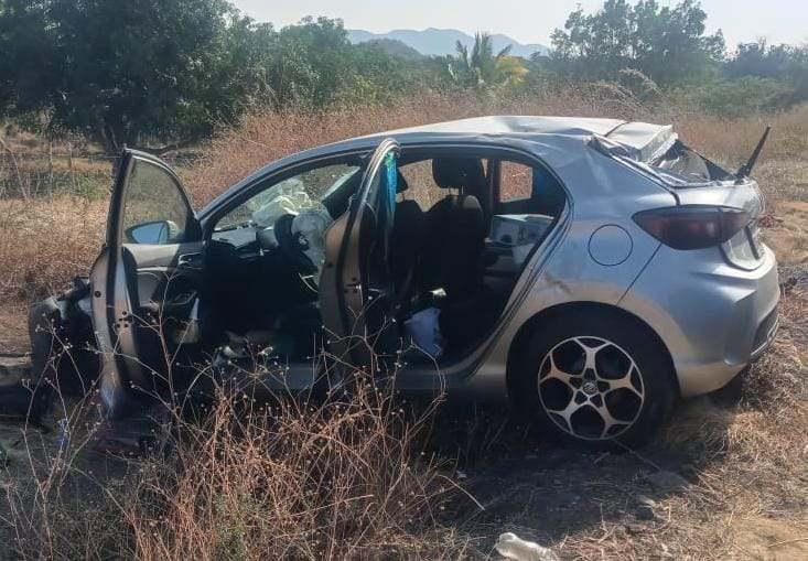 Cuatro lesionados en choque auto y camioneta en la autopista Siglo XXI