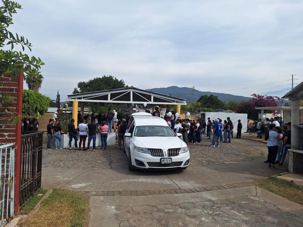 Despedida de Andrea, quien fuera atropellada durante caravana Navideña en los Reyes