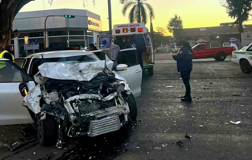 Dos heridos tras brutal choque vehicular en el Paseo Lázaro Cárdenas de Uruapan