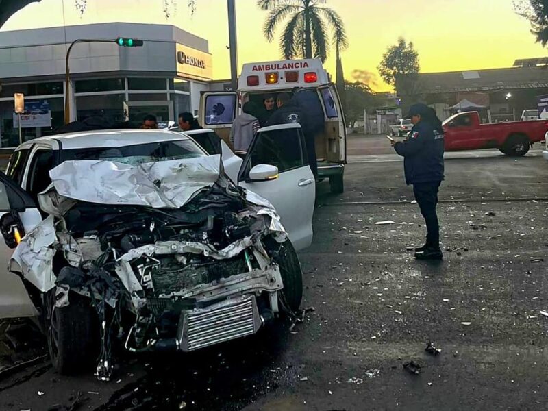 Dos heridos tras brutal choque vehicular en el Paseo Lázaro Cárdenas de Uruapan