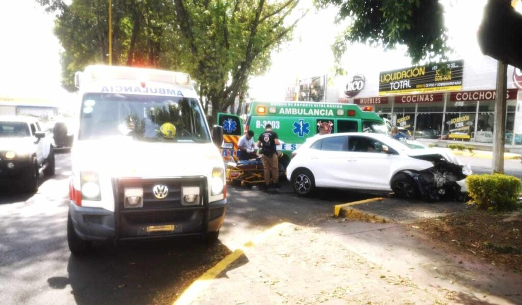 Dos mujeres quedan heridas tras choque contra poste en Uruapan 1