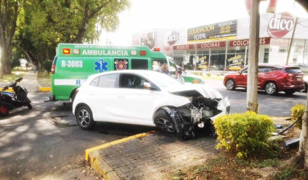 Dos mujeres quedan heridas tras choque contra poste en Uruapan