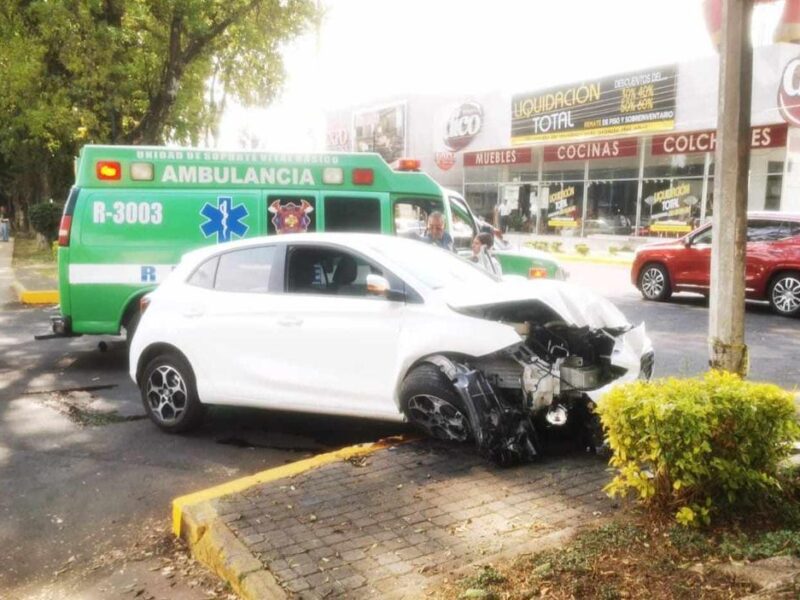 Dos mujeres quedan heridas tras choque contra poste en Uruapan