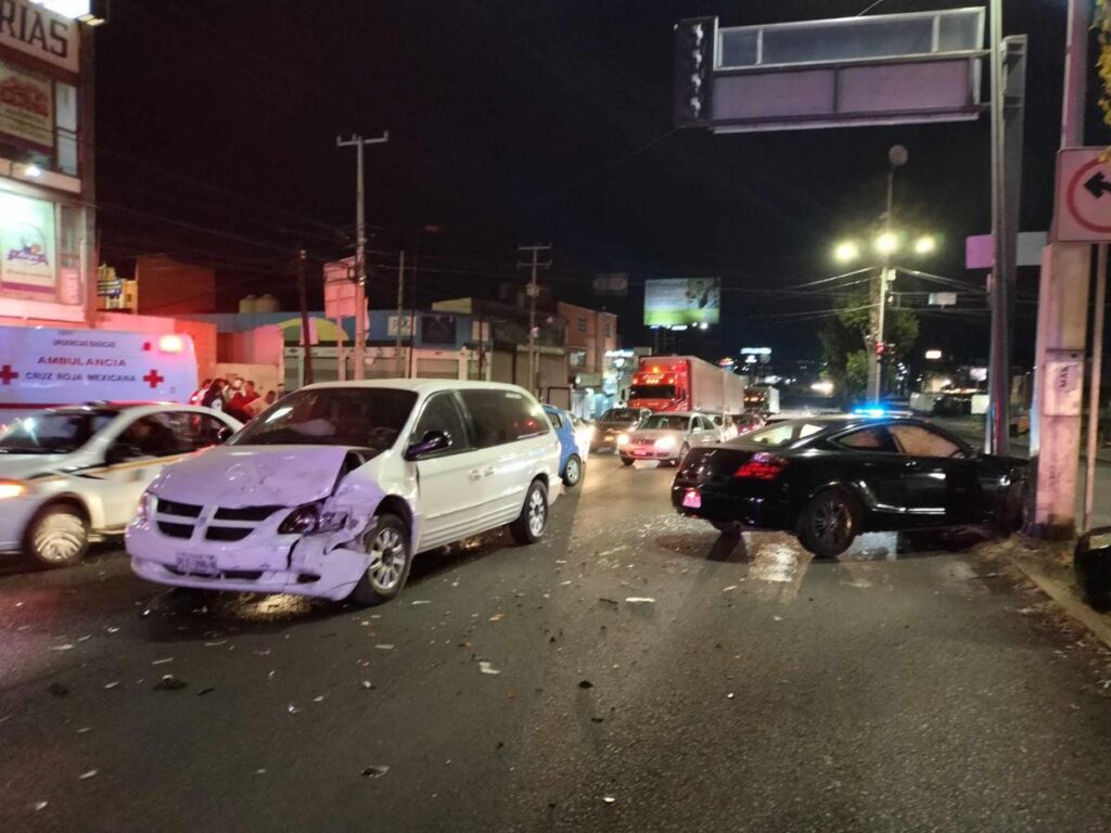 dos vehículos se impactan sobre el libramiento de Morelia