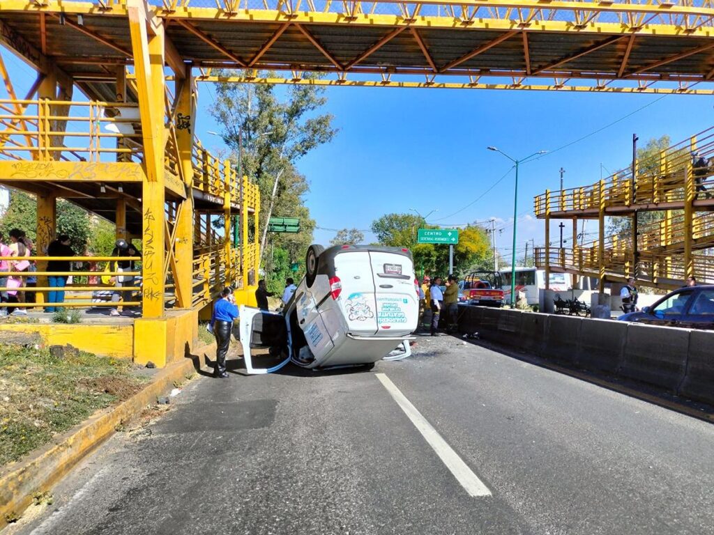 e registra choque volcadura de auto en Av. Madero Poniente de Morelia; hay 1 herido