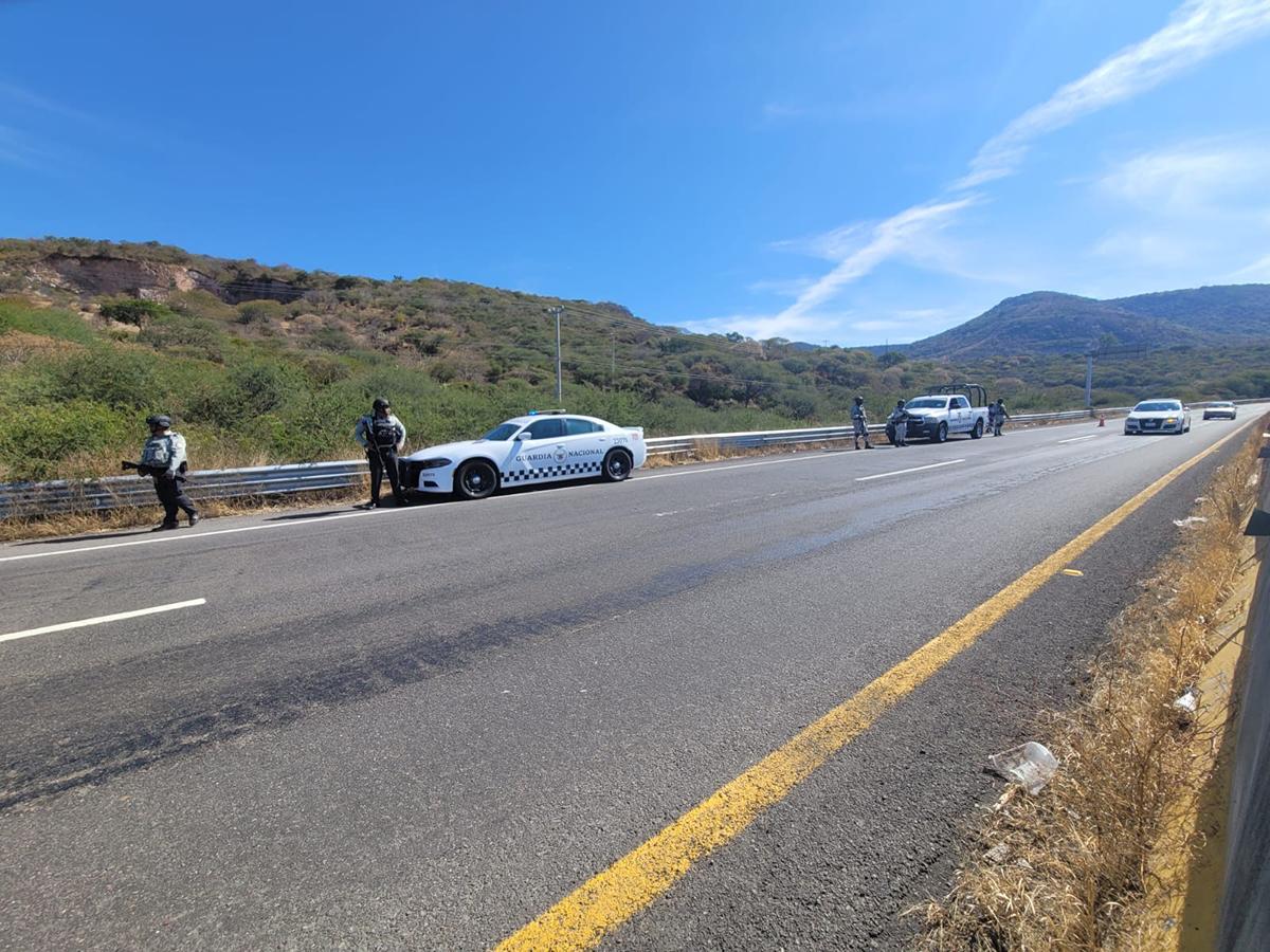 Encuentran a un hombre asesinado en la orilla de la carretera Morelia-Salamanca