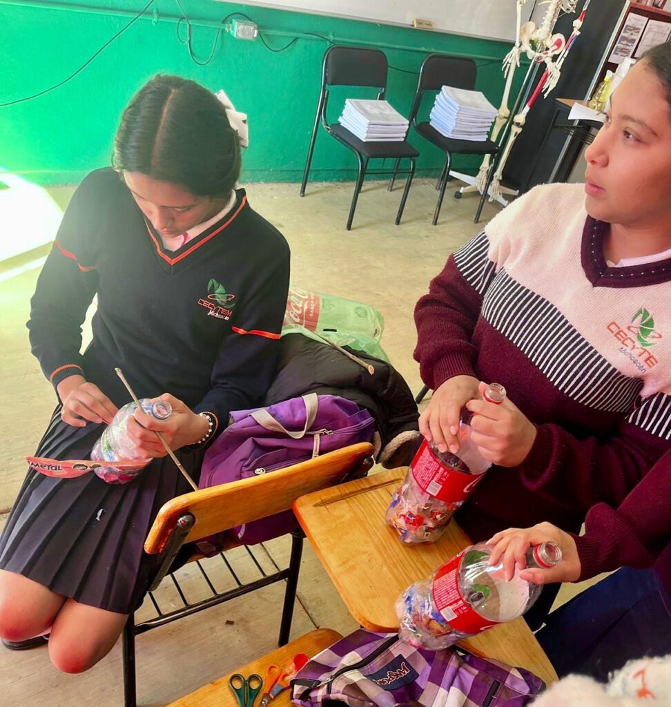 estudiantes del Cecytem Fabrican ecoladrillos de PET