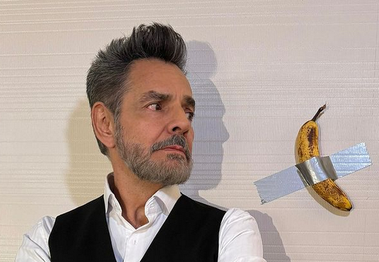 Eugenio Derbez “incursiona en el arte” y crea versión del plátano más caro del mundo