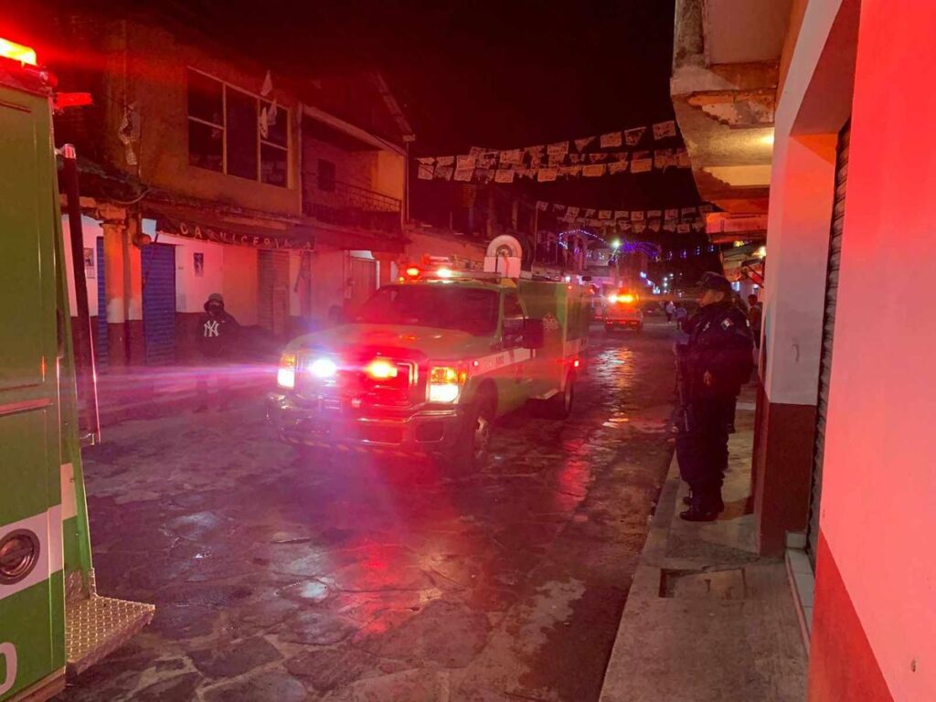 Evalúan los daños tras incendio en abarrotera, en Angahuan-1