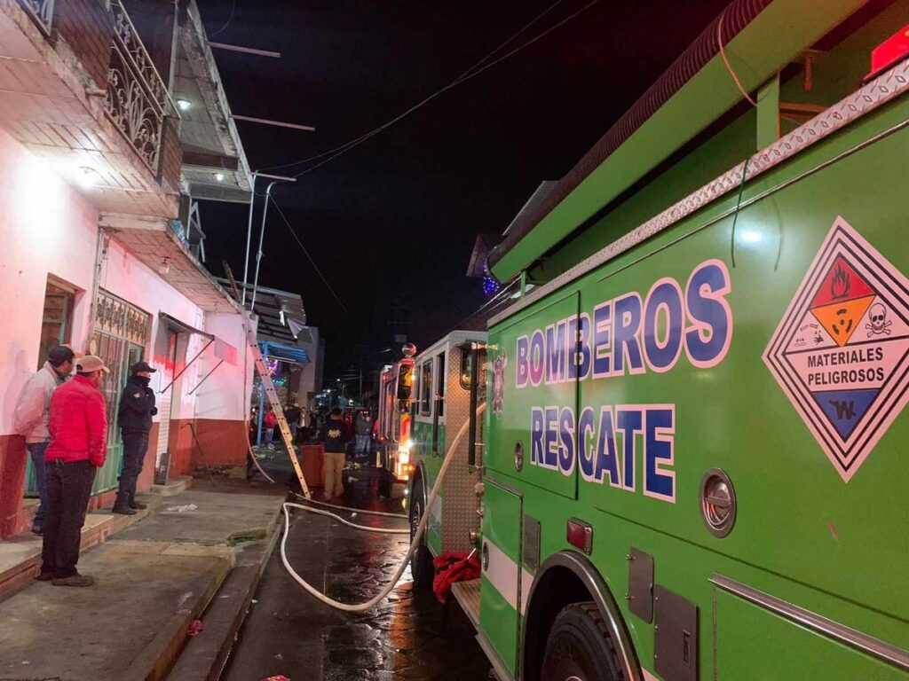 Evalúan los daños tras incendio en abarrotera, en Angahuan-2