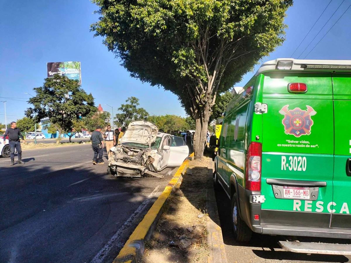 Fatal accidente contra árbol cerca de Macroplaza Estadio