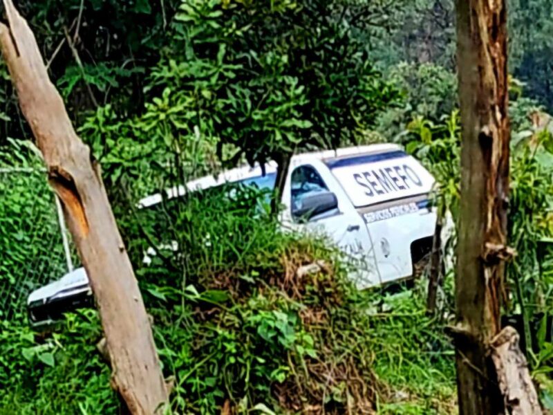 Hallan a joven sin vida a un costado de la carretera Uruapan-San Juan Nuevo