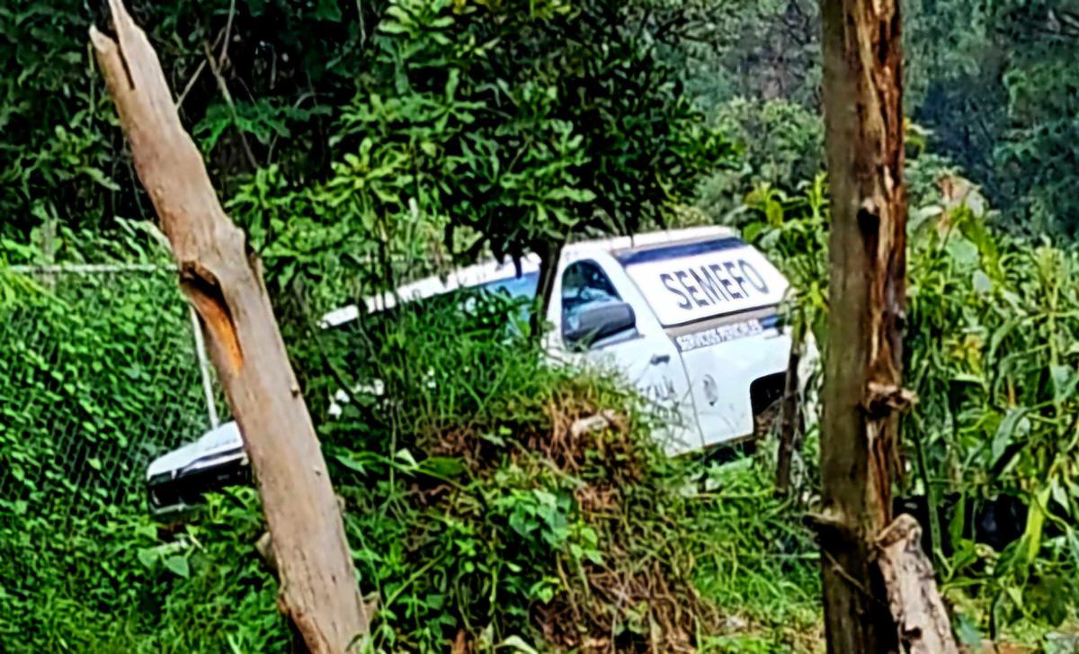 Hallan a joven sin vida a un costado de la carretera Uruapan-San Juan Nuevo