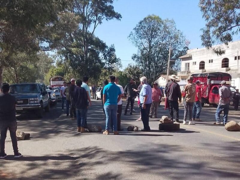 Huáncito exige presupuesto directo; toma carretera Cherán-Zamora