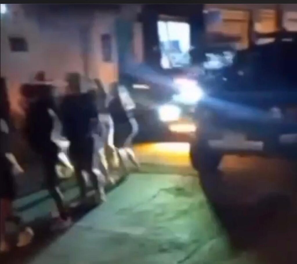 Impactante video capta el momento exacto en que una camioneta atropella una caravana navideña en los Reyes, Michoacán