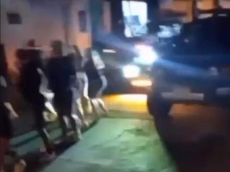 Impactante video capta el momento exacto en que una camioneta atropella una caravana navideña en los Reyes, Michoacán