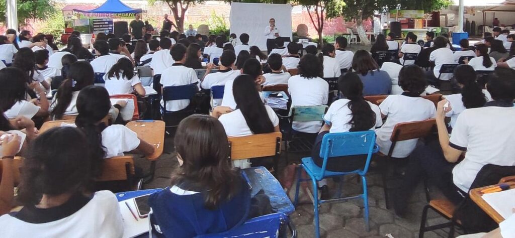 Imparte FGE charla para la prevención de adicciones a 430 estudiantes de COBAEEM plantel Apatzingán