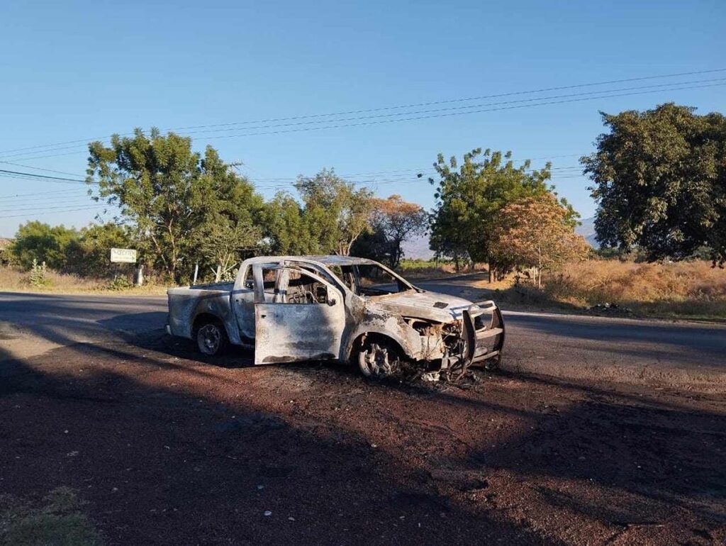 investigan camioneta incendiada en carretera Apatzingán – El Recreo