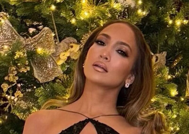 JLo desata furor usando un vestido de gala que hizo callar a Hollywood ¿Tú que opinas? Árbol a la mitad