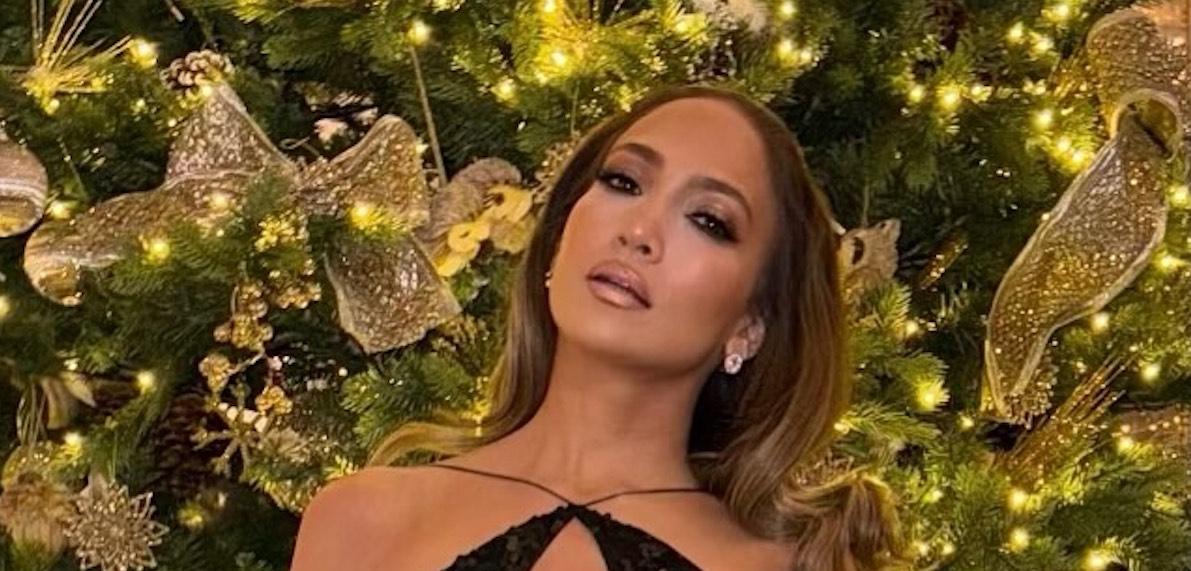 JLo desata furor usando un vestido de gala que hizo callar a Hollywood ¿Tú que opinas? Árbol a la mitad