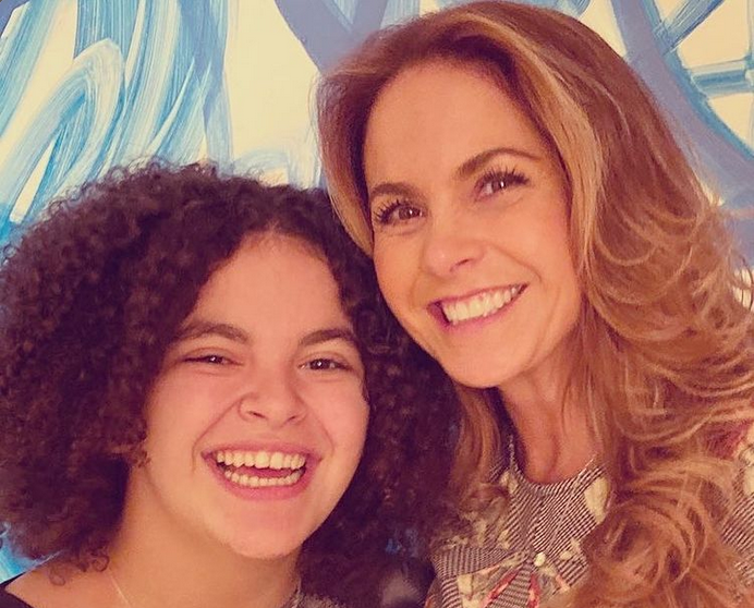 Lucero protege a su hija Lucerito Mijares