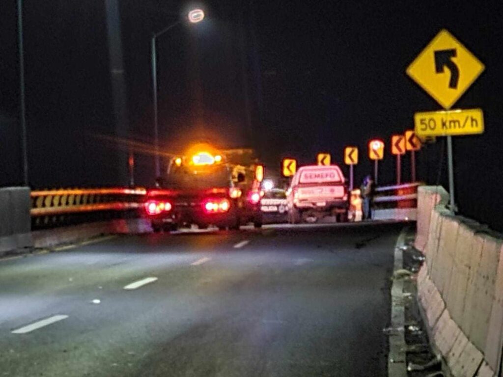 Motociclista muere al derrapar sobre puente del libramiento norte de Morelia