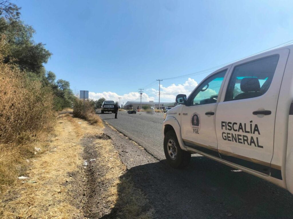 motociclista muere tras choque contra camioneta en Charo