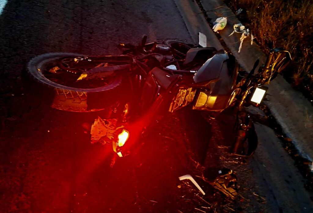 motociclista sufre accidente en la Autopista Siglo XXI, se reporta grave